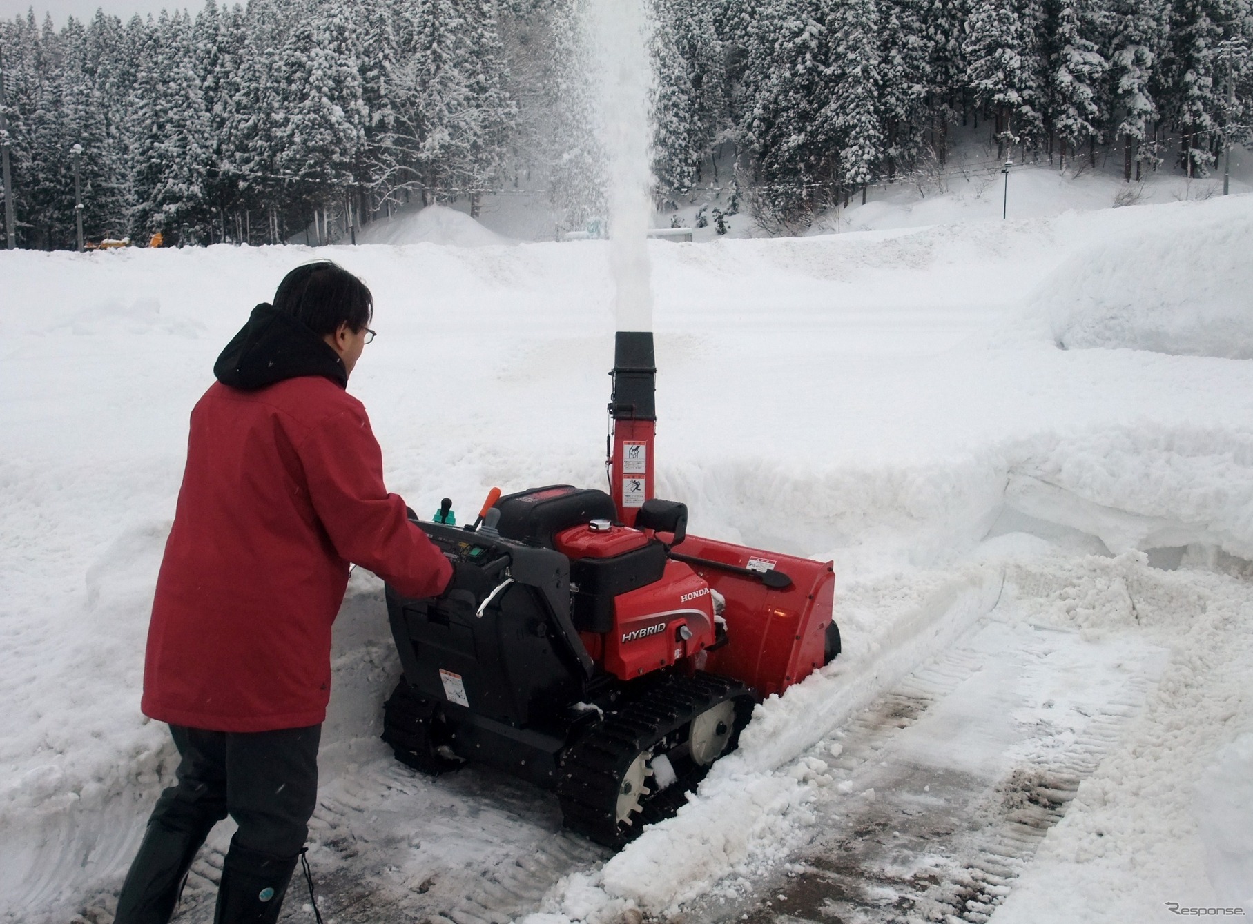 投雪装置で雪を遠くに吹き飛ばす