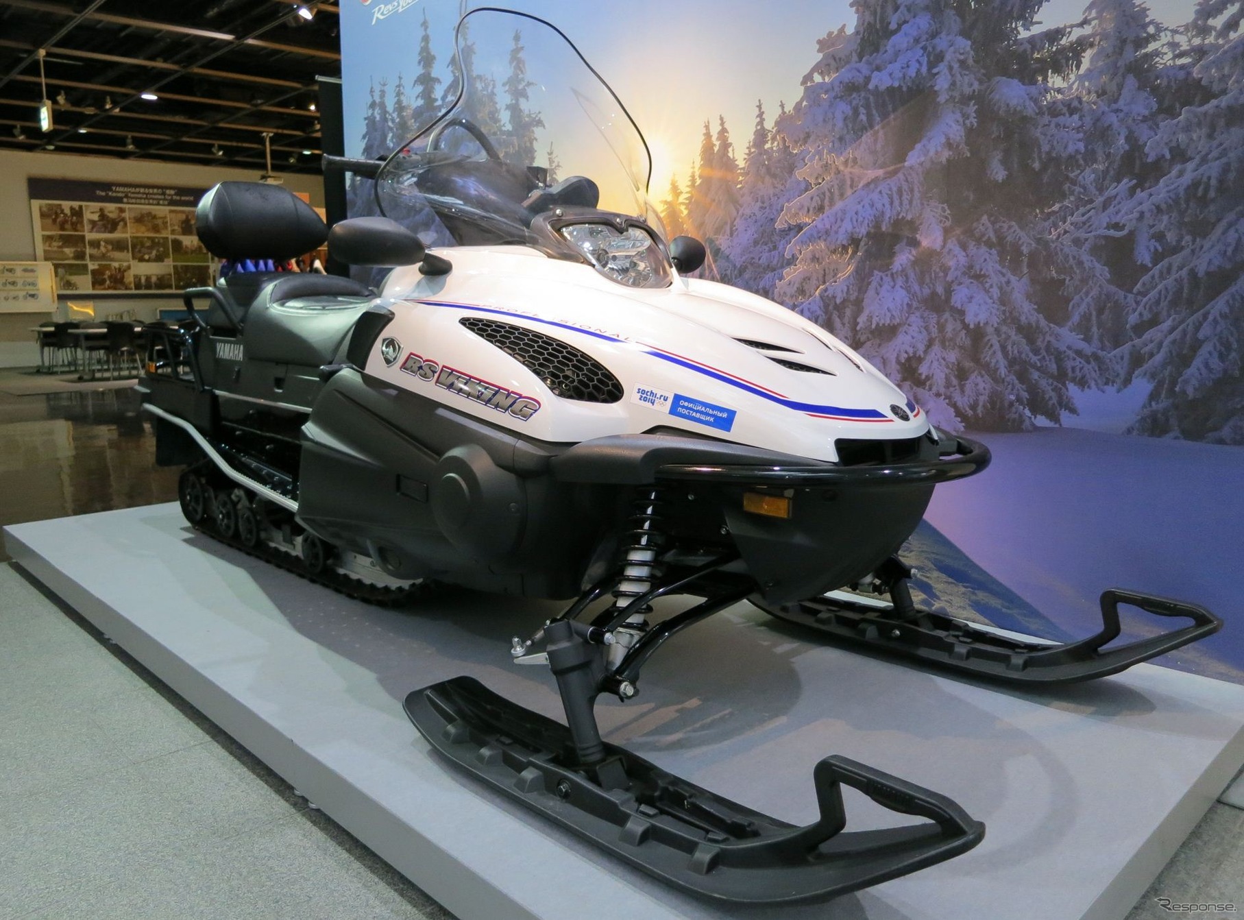 ヤマハ発動機、コミュニケーションプラザにソチ仕様スノーモビルを展示