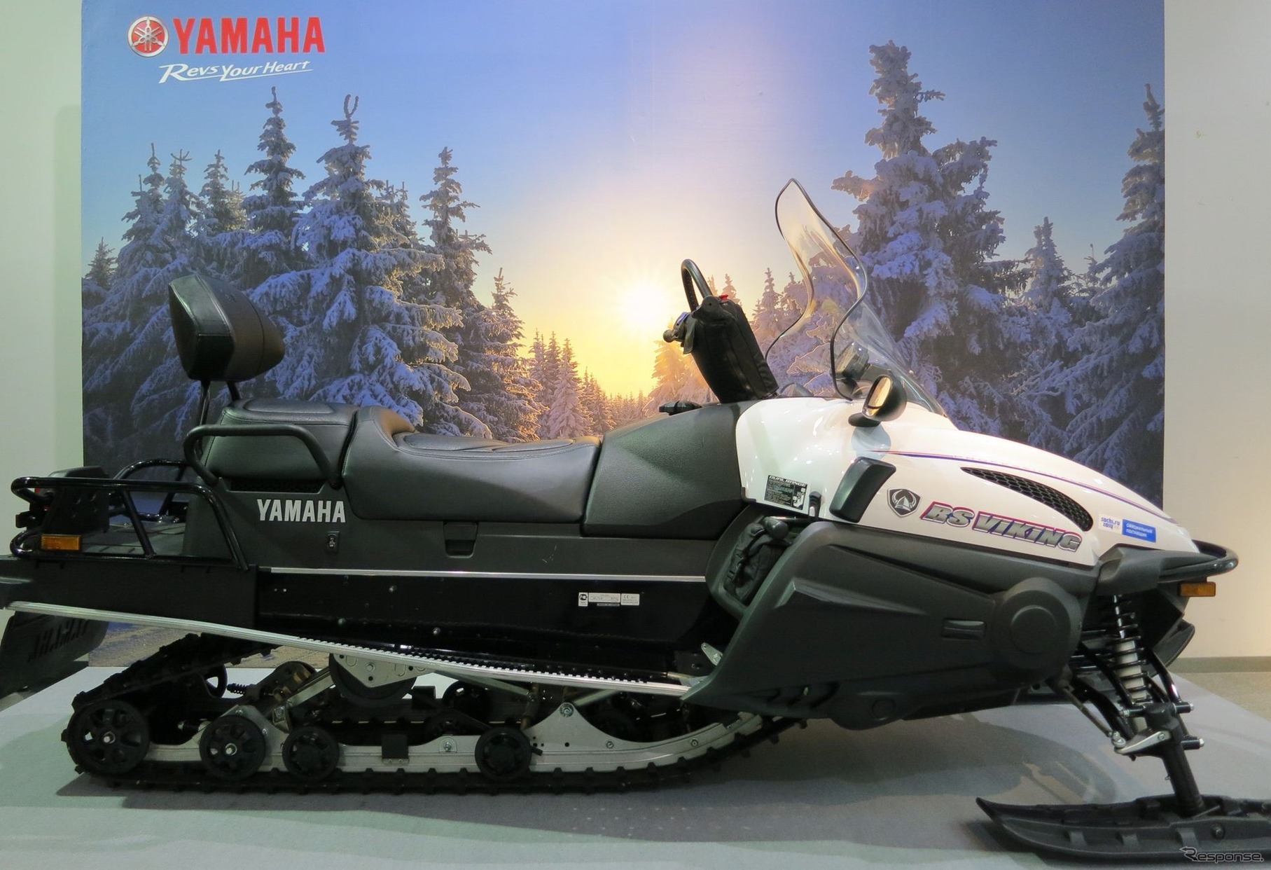 ヤマハ発動機、コミュニケーションプラザにソチ仕様スノーモビルを展示