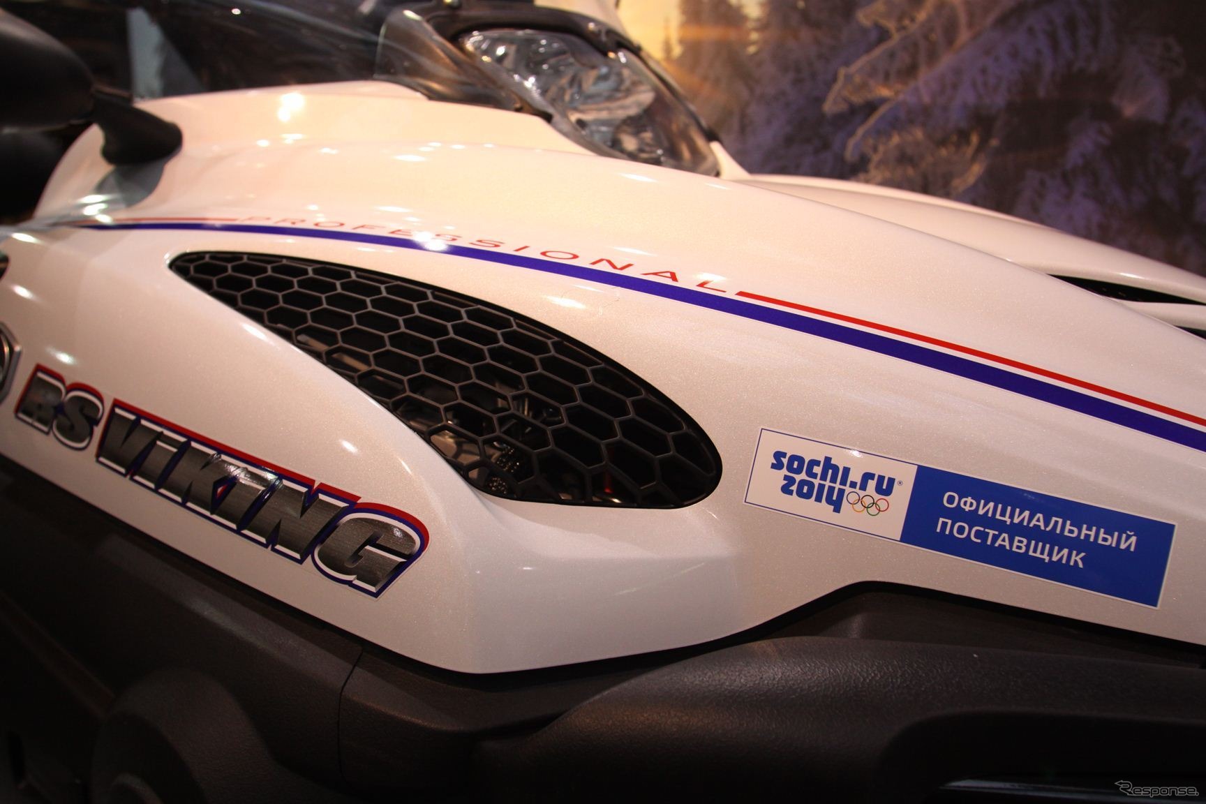 ヤマハ発動機、コミュニケーションプラザにソチ仕様スノーモビルを展示