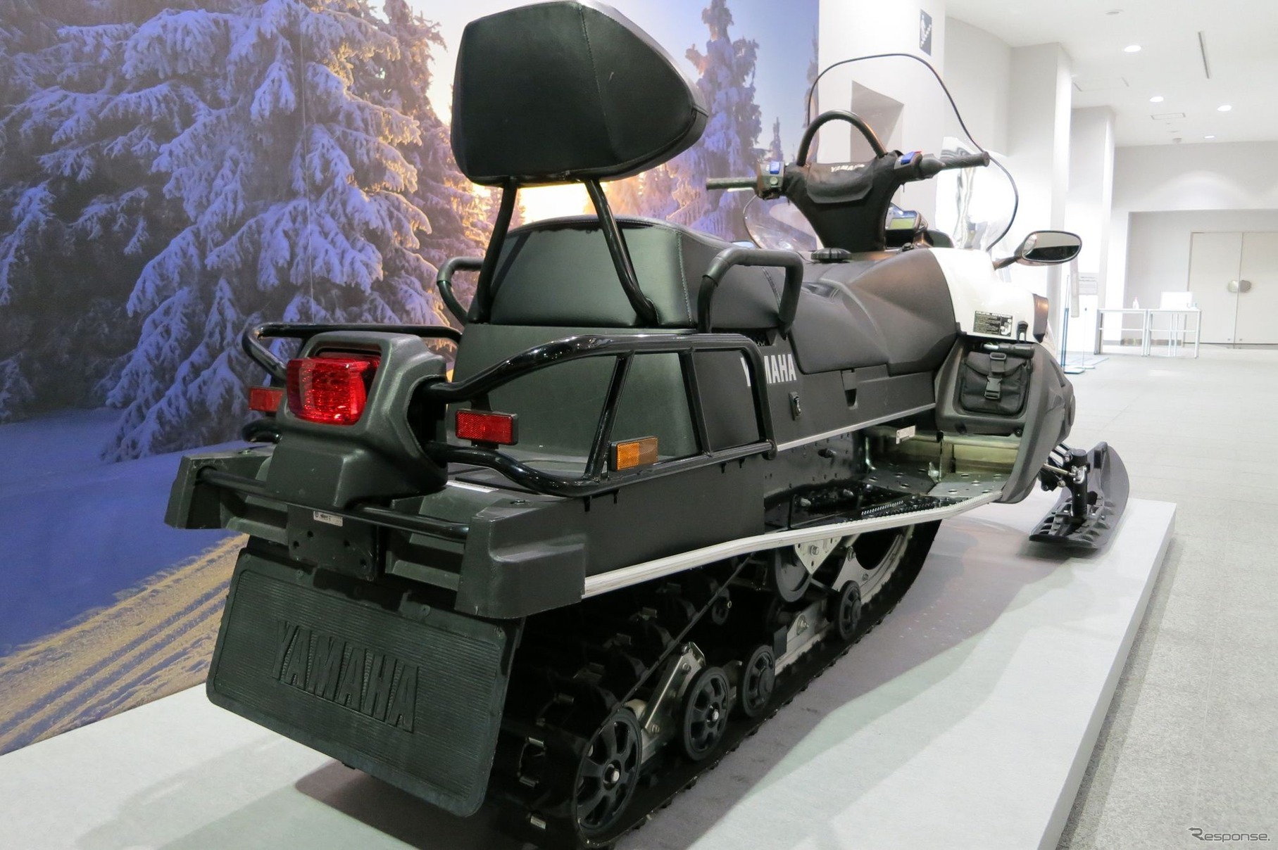 ヤマハ発動機、コミュニケーションプラザにソチ仕様スノーモビルを展示