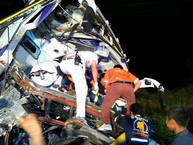 タイ東北で長距離バス事故、運転手死亡