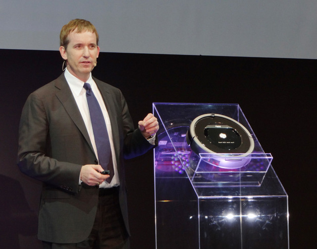 ルンバ800の魅力を紹介するアングル氏