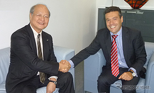 『テクノロジーパートナーシップ』契約書にサインを交わす曙ブレーキ工業株式会社 代表取締役社長　信元久隆 （左）とマクラーレン メルセデス コマーシャル & ファイナンシャル ディレクター　ジョン クーパー氏（右）