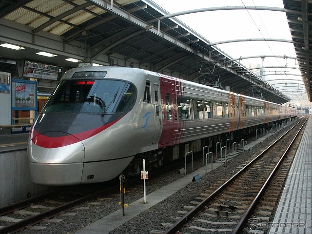 特急『いしづち』などで運用されている8000系電車。3月ダイヤ改正に伴い編成の方向転換を行うことになったのを機に、方転列車の乗車ツアーが企画された。