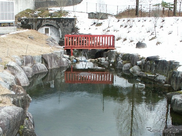 奥に見えるトンネルは、鉄道公団が建設を進めていた国鉄中津川線の神坂トンネル（岐阜県中津川市）。途中まで導坑が掘られていたが、国鉄の経営悪化を受けて工事が中止され、完成した部分は国鉄清算事業団が引き継いだ。売却のめどが立たないまま現在に至っている。