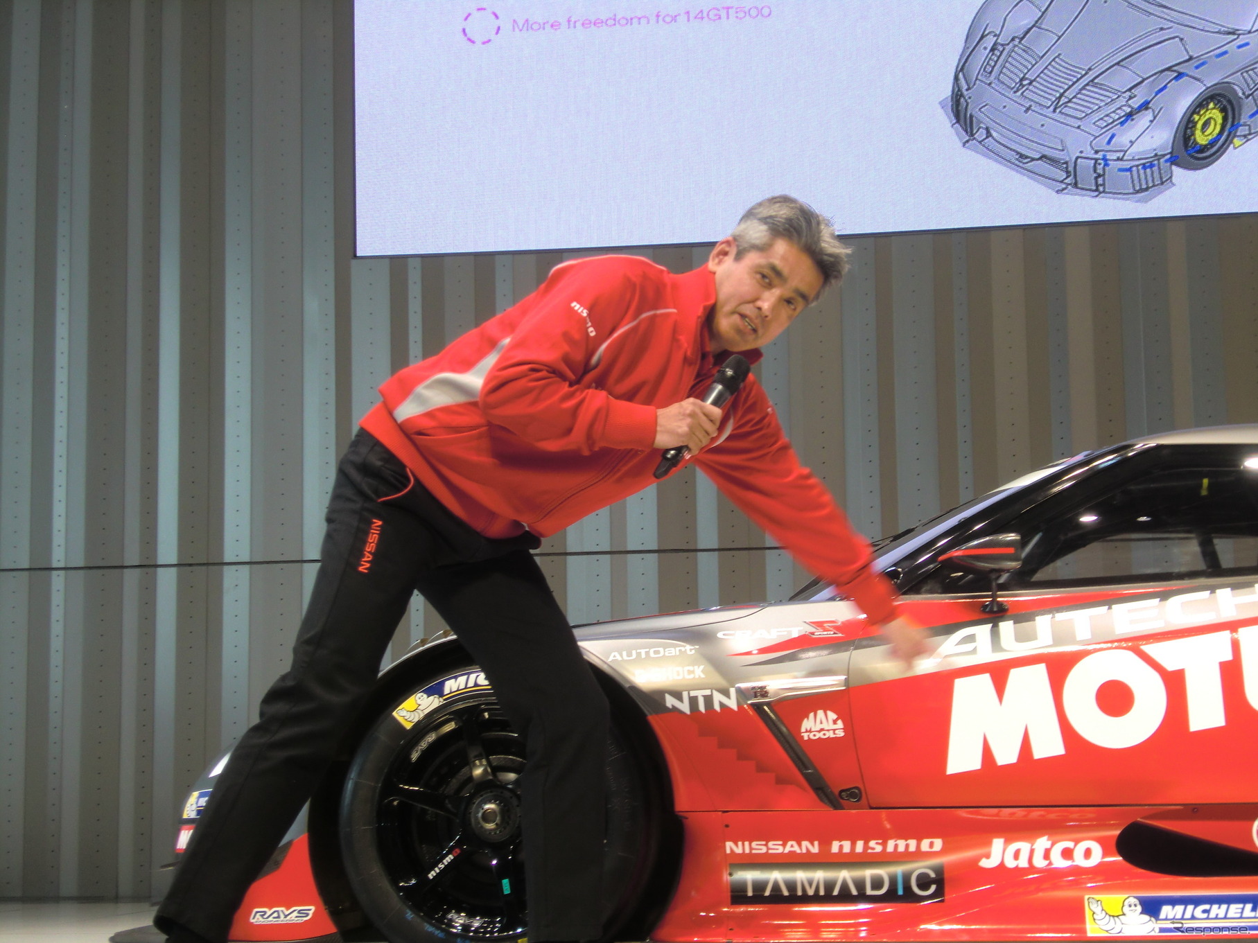 マシンについて説明する、NISMOの鈴木豊監督。