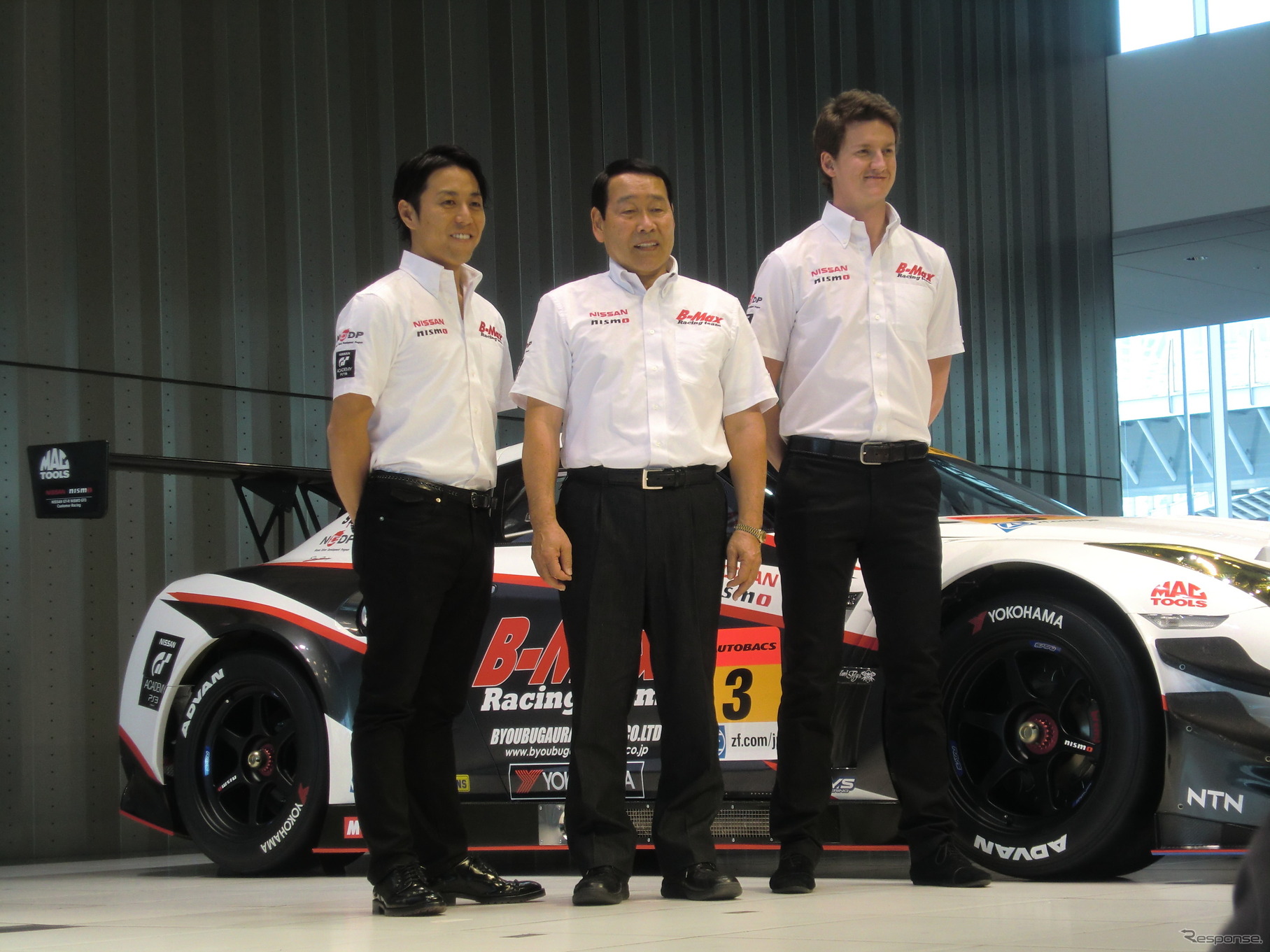 GT300に参戦するオルドネス（右）と星野一樹（左）。中央は長谷見昌弘監督。