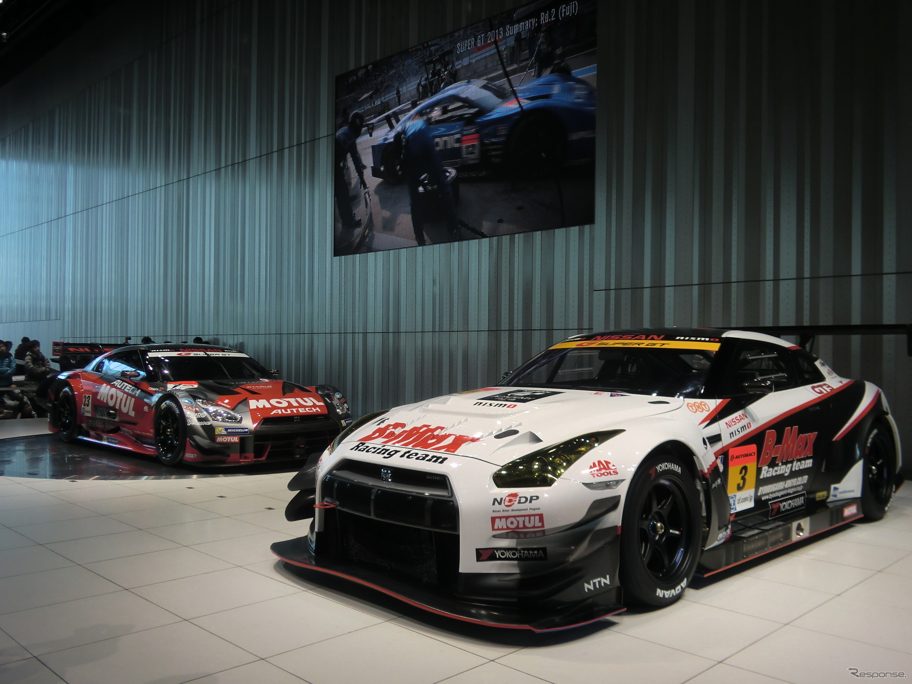 オルドネスと星野一樹のGT300参戦車「B-MAX NDDP GT-R」。奥は新GT500仕様GT-R。