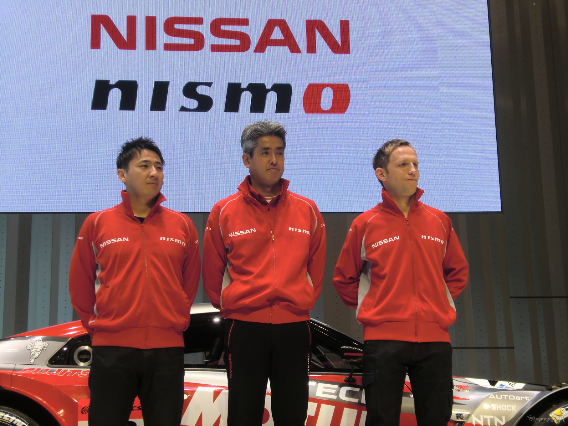 NISMOのGT500チーム。中央はマシン開発も手掛ける鈴木豊監督、ドライバーは松田次生（左）とR.クインタレッリ（右）。