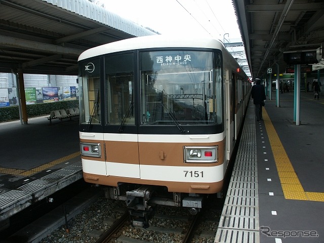谷上駅で発車を待つ北神急行電鉄の7000系。