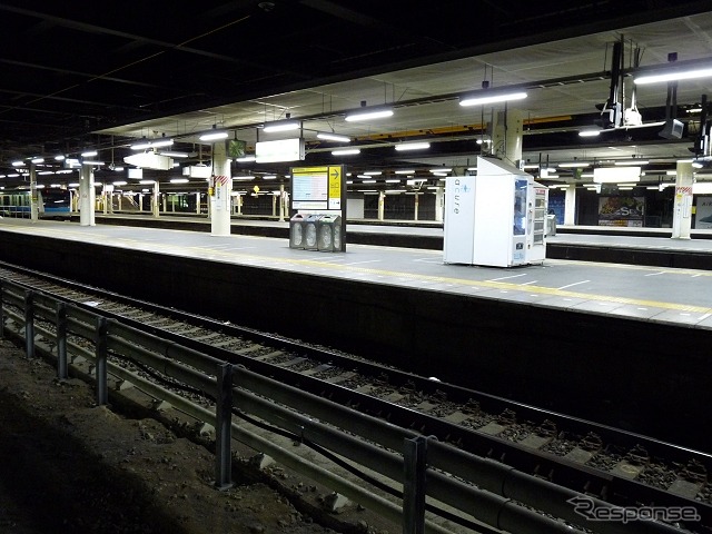 脱線事故が発生した直後の川崎駅構内。23日の京浜東北線は川崎駅を含む蒲田～鶴見間の運転を見合わせたが、24日の初列車から再開している。