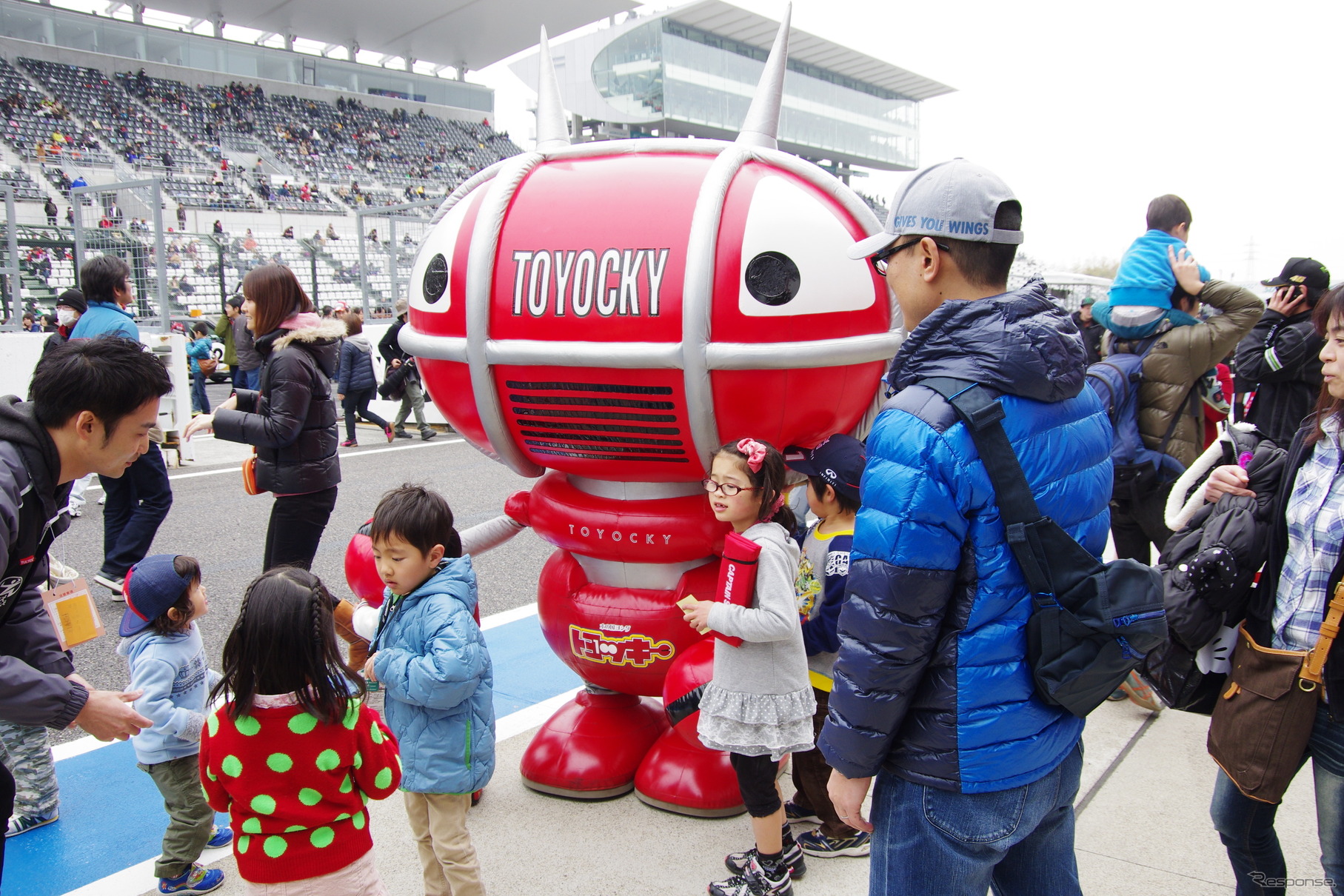 レーシングマシンのデモ走行も楽しいが、家族連れのモータースポーツファンが一番楽しめるのはやはりピットウォーク。どのチームもサービス満点でモータースポーツを盛り上げようという意気込みが見えた。