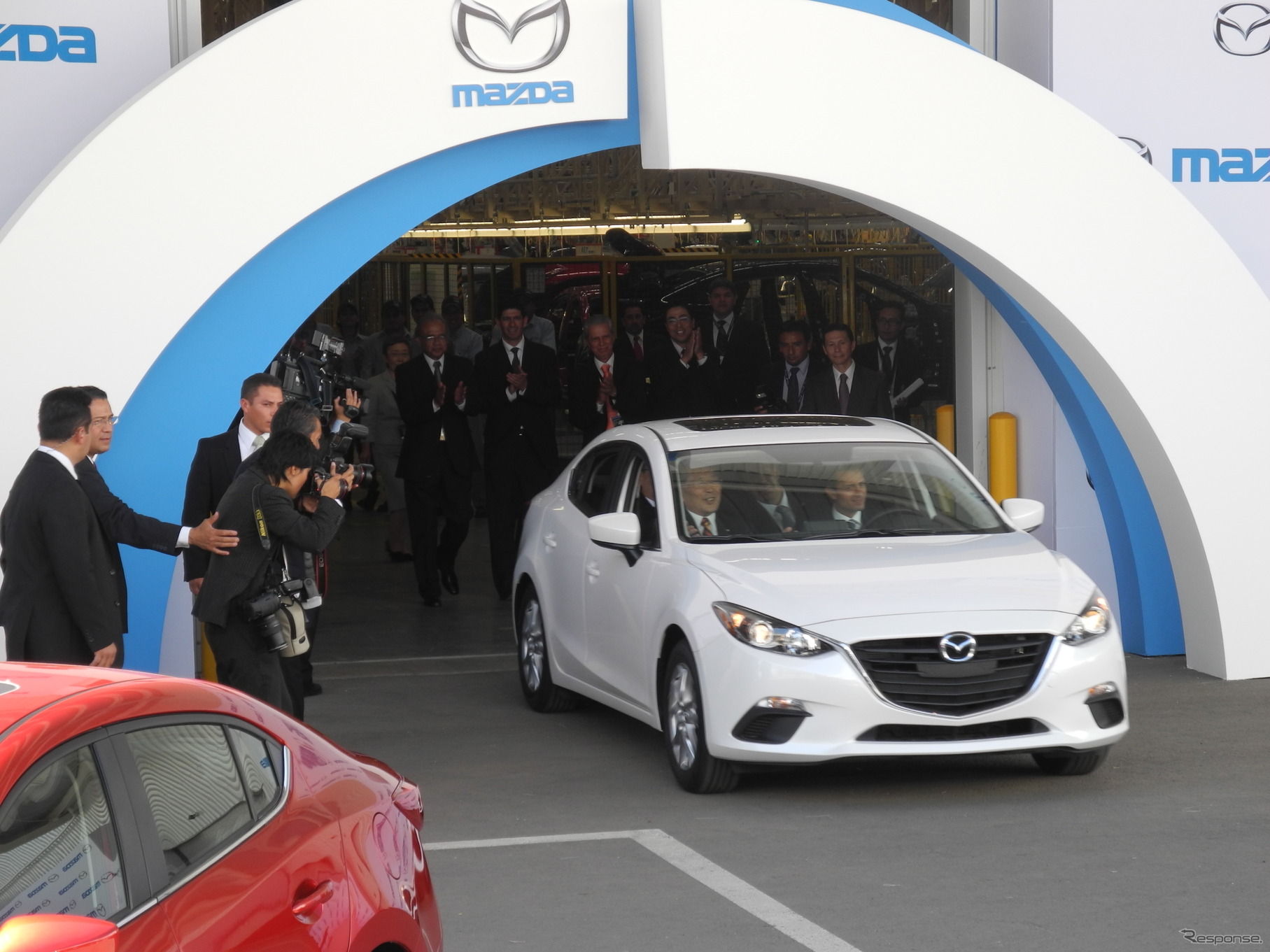 マツダ3を運転して登場するエンリケ・ペーニャ・ニヒト大統領