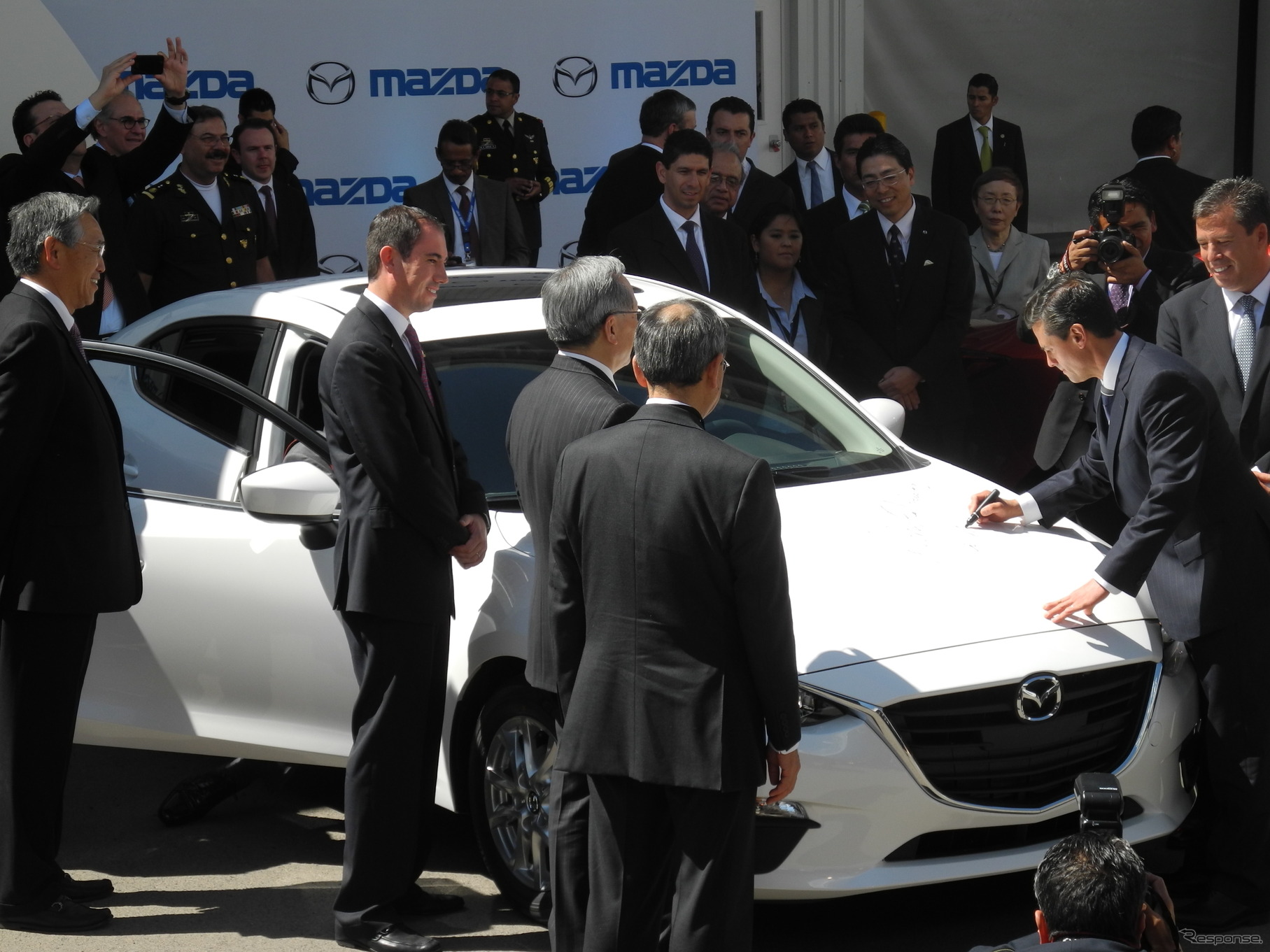 ボンネットにサインするエンリケ・ペーニャ・ニヒト大統領