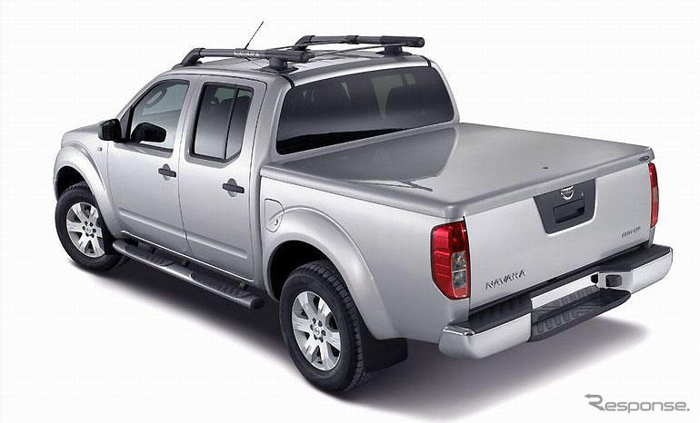 日産のピックアップ ナヴァラがバンに変身