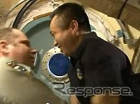 ISSで最後にコトフ宇宙飛行士と言葉を交わす若田宇宙飛行士（出典：JAXA／NASA）