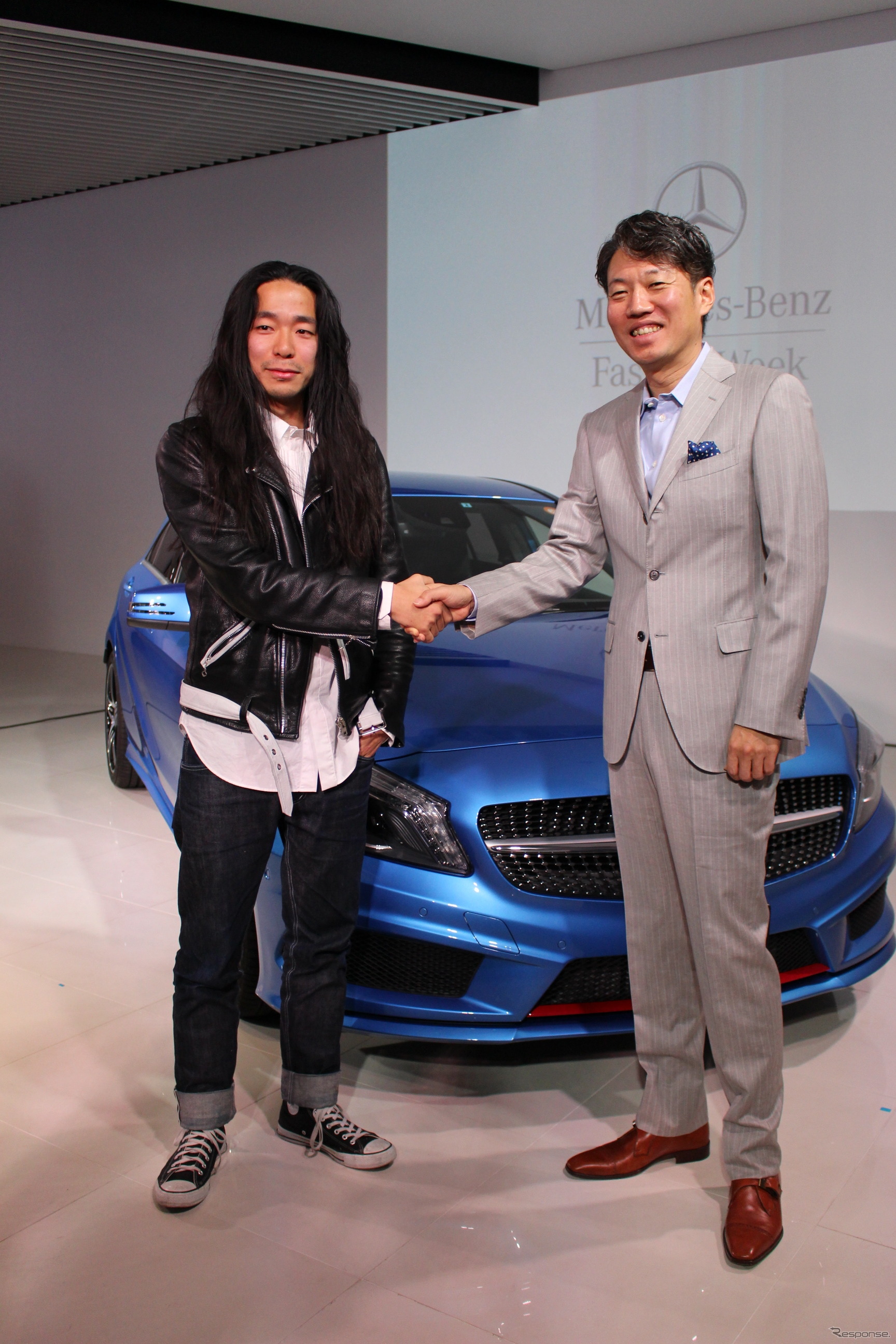 ファセッタズム（FACETASM）デザイナーの落合宏理（左）とメルセデス・ベンツ日本の上野金太郎社長（右）