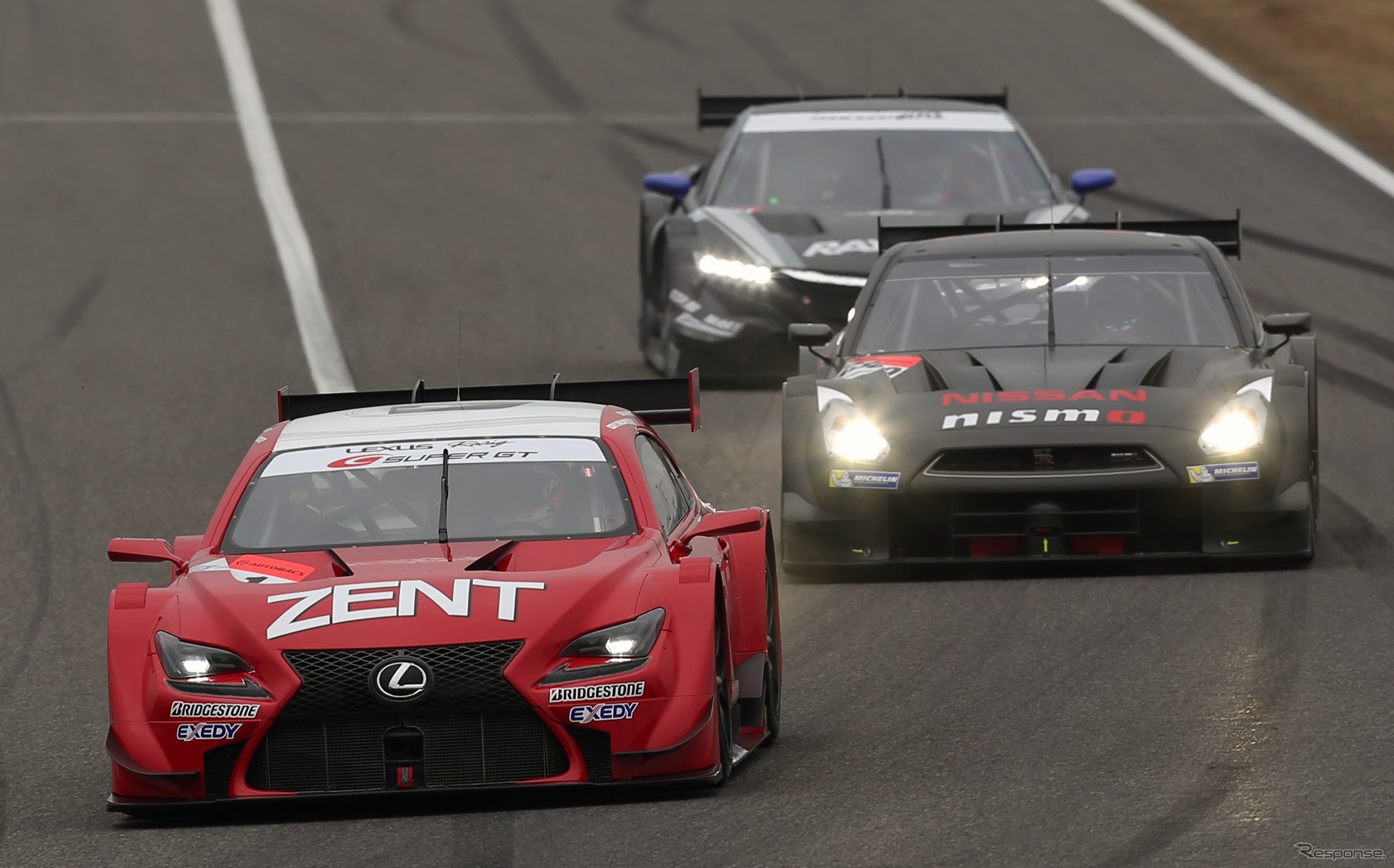 鈴鹿サーキットでのGT500新型マシン3種の走行シーン。前からレクサスRC F、日産GT-R、ホンダNSX。写真：MOBILITY LAND