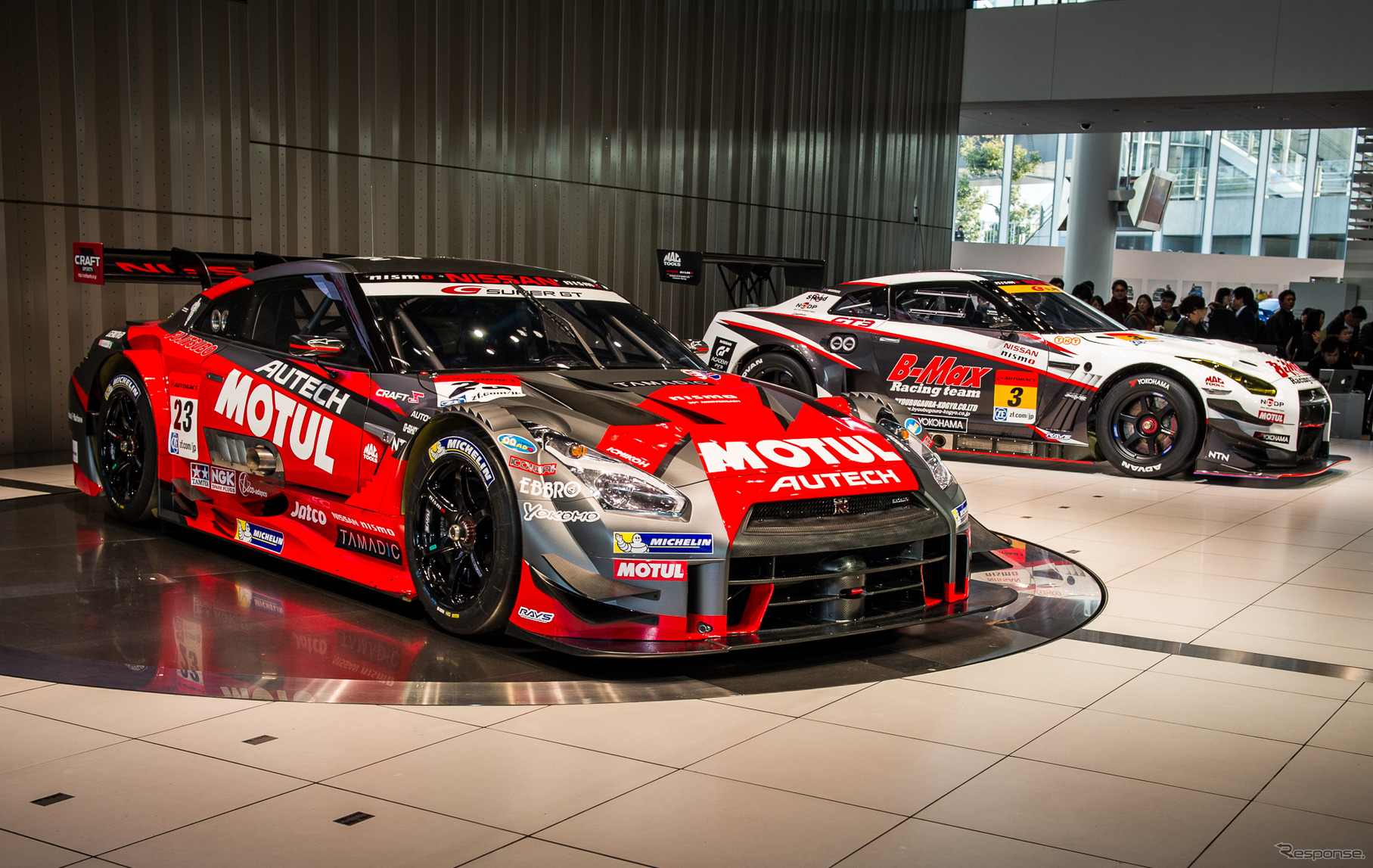 手前はGT500の#23 MOTUL AUTECH GT-R、奥はGT300の#3 B-MAX NDDP GT-R。写真：NISSAN