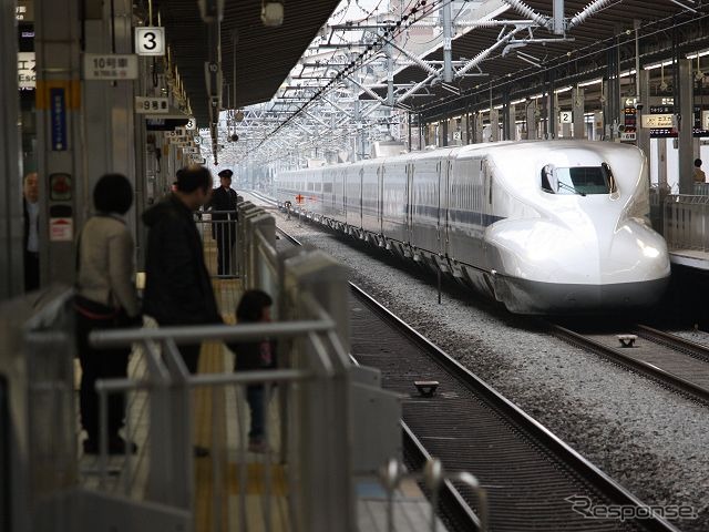 新横浜駅を通過するN700系。日本の新幹線は踏切を一切設けない高速鉄道専用の軌道とATCシステムの組み合わせによって高速運行を実現している。