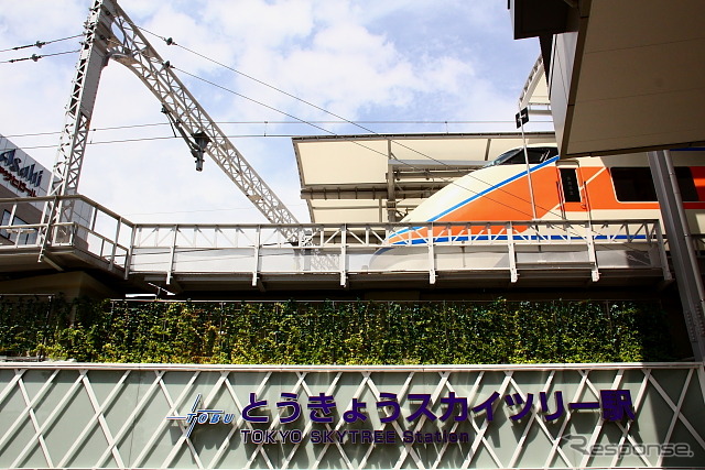 とうきょうスカイツリー駅に停車中の特急スペーシア。4月からは原則として全ての上り特急が利用できるようになるが、特急スペーシアの個室と「スカイツリートレイン」は利用できない。