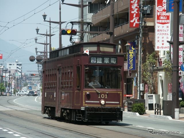 熊本市電を運営する熊本市交通局は上限運賃の改定を申請し認可済みだが、新たに現行運賃と同額の実施運賃を設定して実質据え置く。