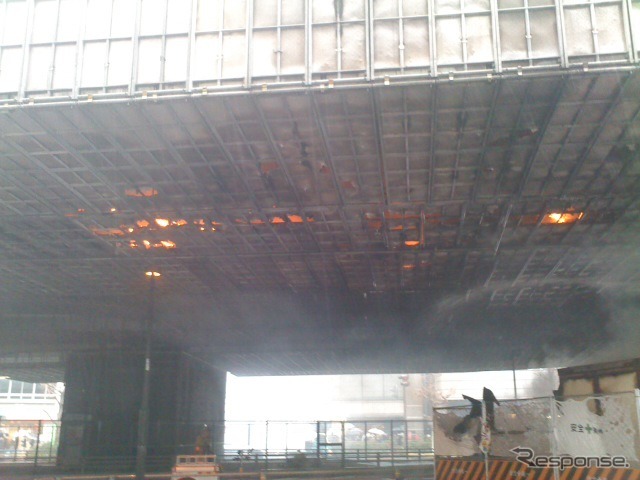 塗装工事が行われ、その足場などを焼いて、約1時間後に鎮火した。