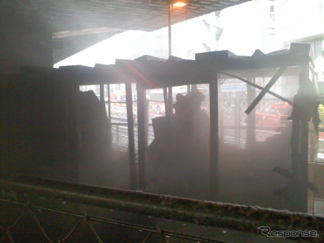 高架下に設置された物置きも燃えた。