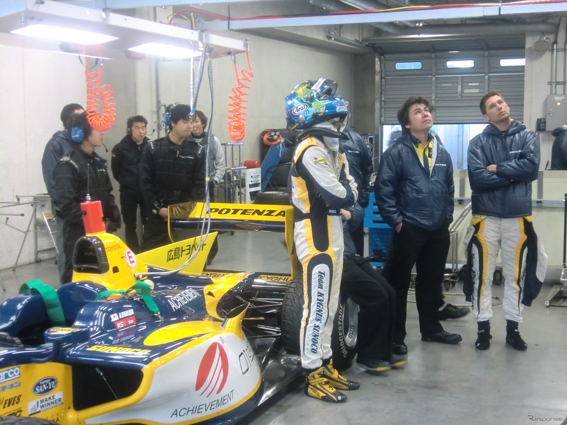 チームルマン勢の平川（ヘルメット姿）とデュバル（右端）。