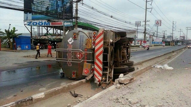 バンコク郊外でタンクローリー横転