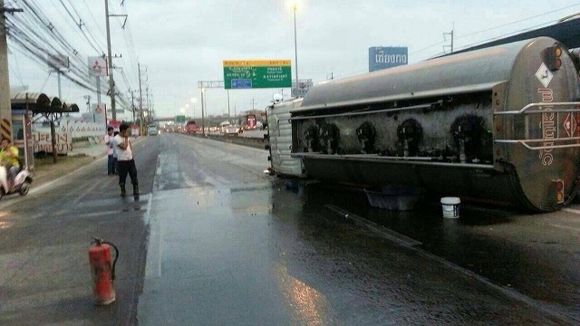 バンコク郊外でタンクローリー横転