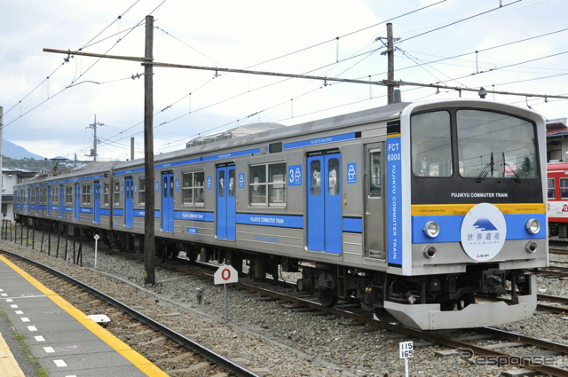 富士急行は2015年春から同社線でICカード乗車券として「Suica」を導入すると発表。写真は同社の6000系電車