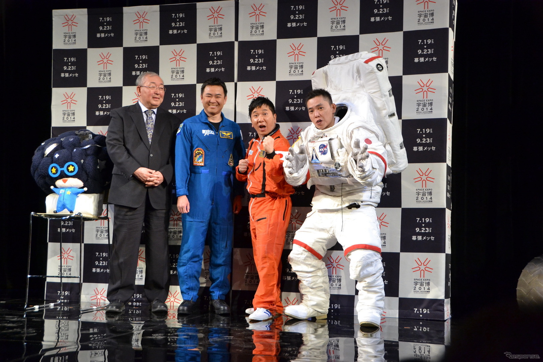 左から的川泰宣JAXA名誉教授、星出彰彦宇宙飛行士、宇宙博公式サポーターの爆笑問題・田中裕二、太田光。左端に公式キャラクター「キュリオくん」も登場。