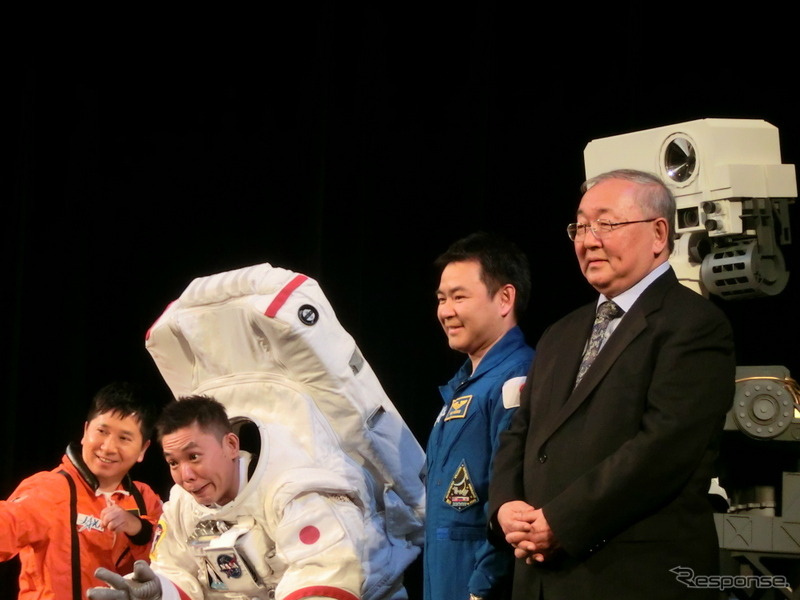 右から「宇宙博2014」総合監修を務めるJAXA名誉教授　的川泰宣氏、JAXA宇宙飛行士の星出彰彦氏。公式サポーターに就任が決定した爆笑問題のふたり。