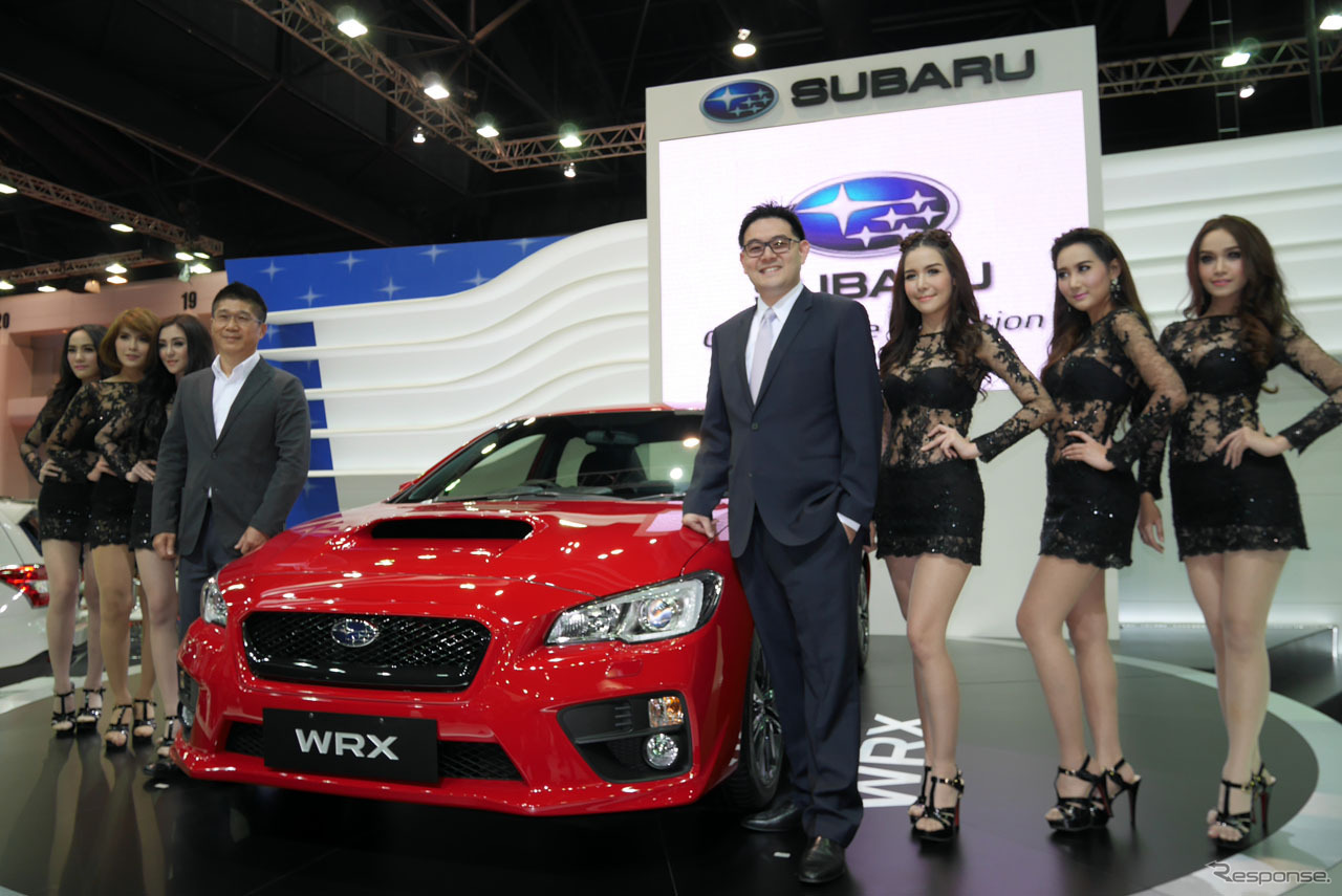 新型「WRX」と共に記念撮影に臨む、Tan Chong International社エクゼクティブ・ディレクターGlenn Tan氏（WRXの右)と、COOであるSeetoh Kwok Meng氏