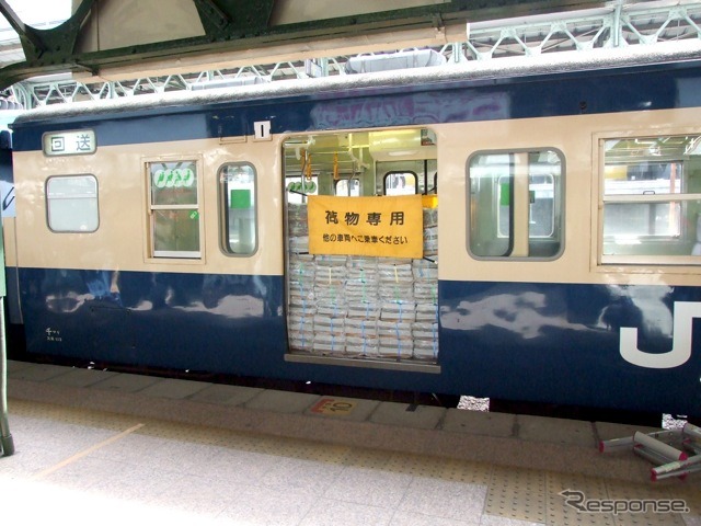 両国駅を発着する列車としては最後の定期列車となった新聞輸送列車（2010年3月）。