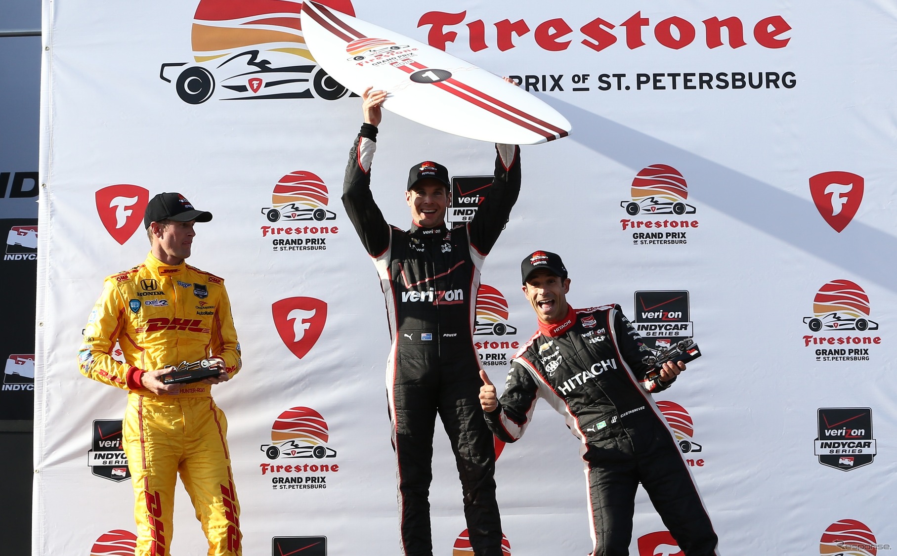 左から2位のハンターレイ、優勝のパワー、3位のカストロネベス。写真：INDYCAR