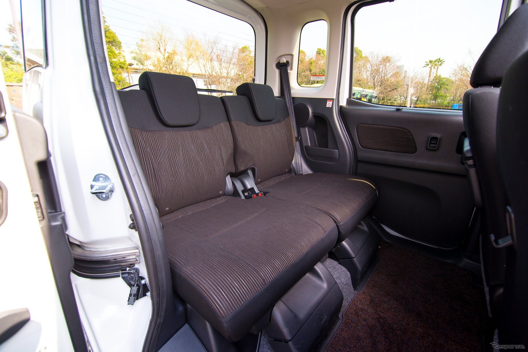 eKスペースは260mmのロングスライド機構が備わる。