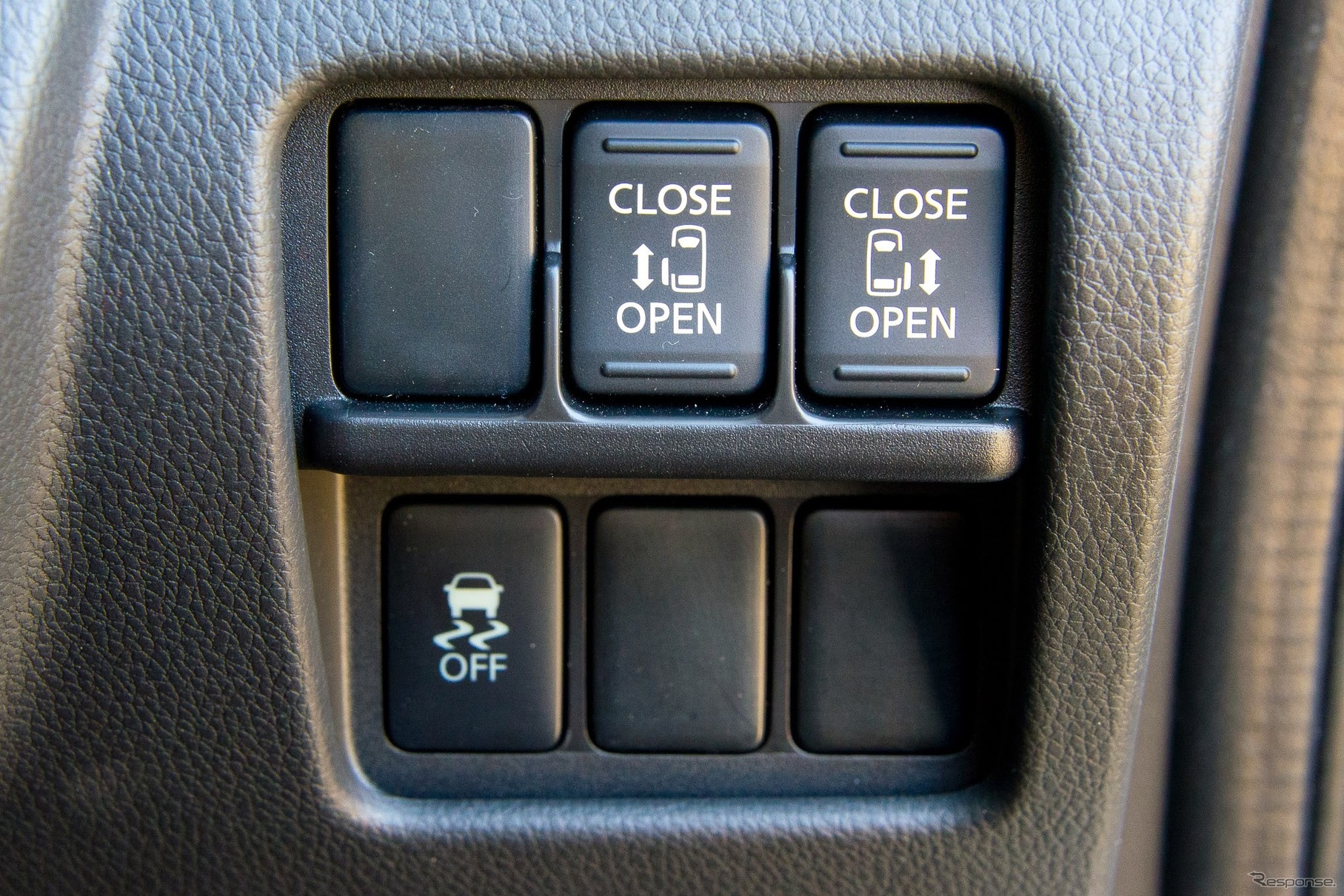 電動両側スライドドアはもはやこのジャンルの定番装備。