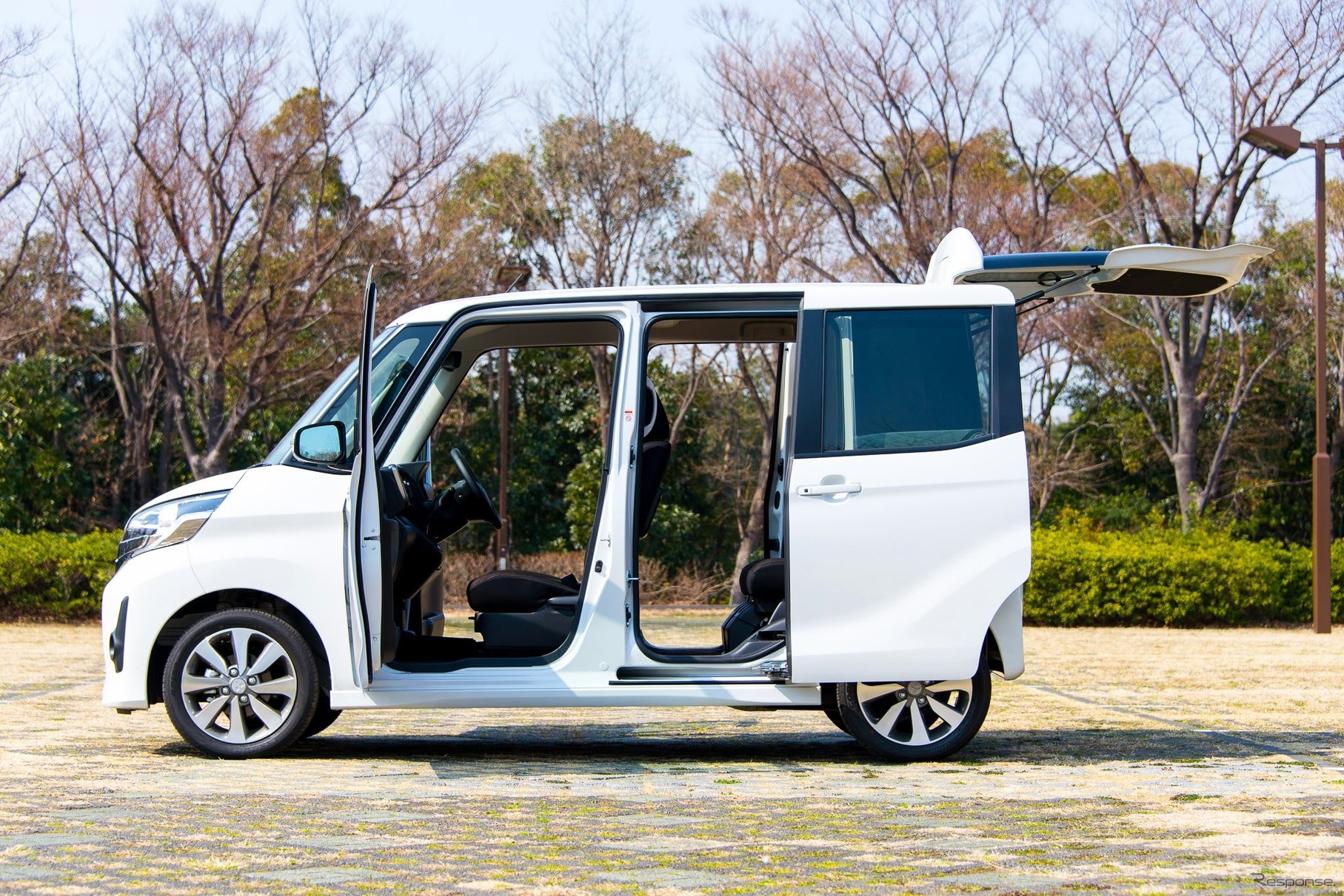 前席ドアの開口角度は85度とほぼ直角。後部のスライドドアも開口幅580mmと、乗降性は上々だ。