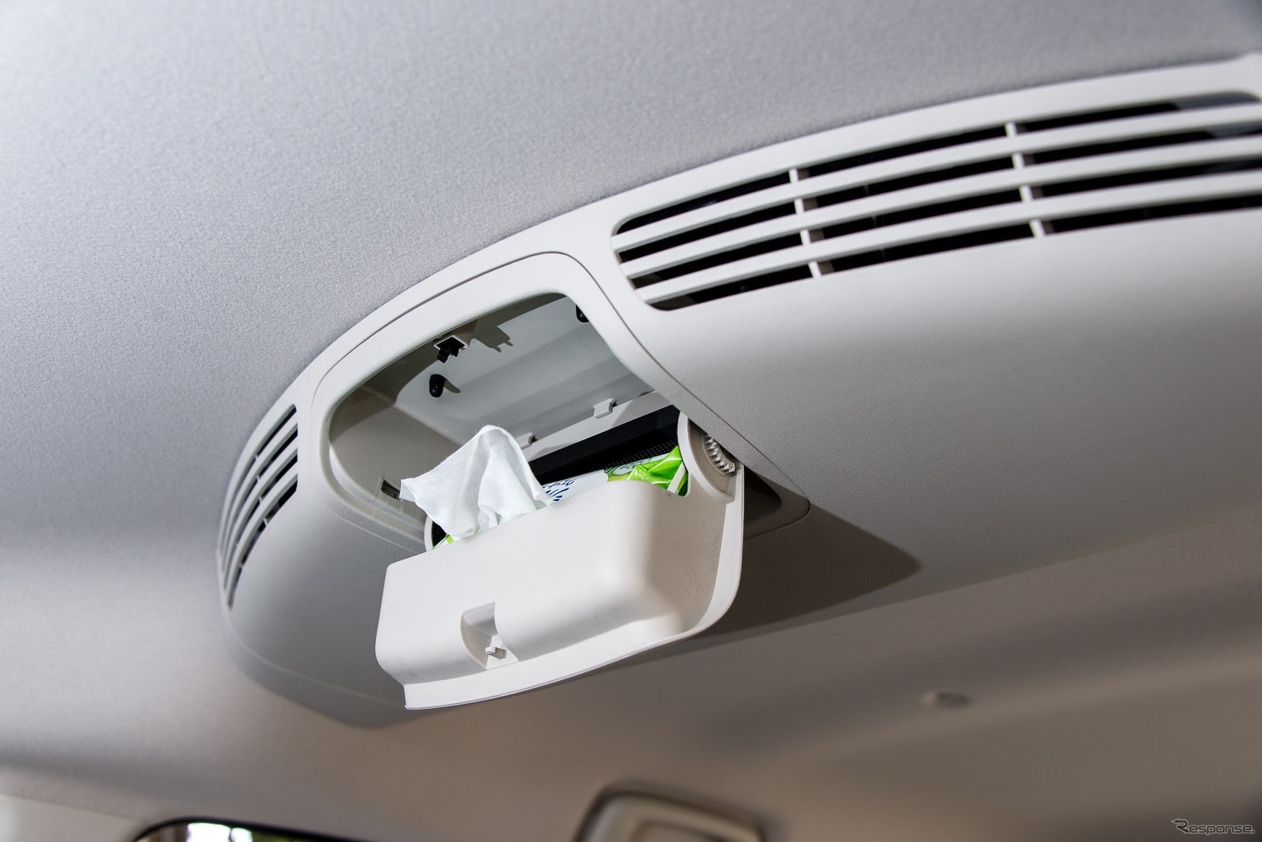 リアサーキュレーターの中央には小物入れスペースがありここにウェットティッシュなどを置くことも可能だ。