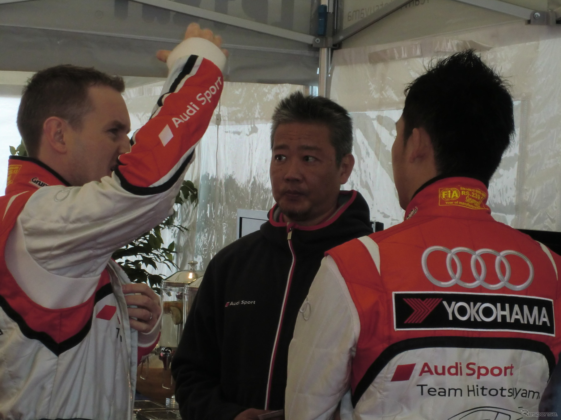 ライアン（左）、藤井（右）両選手と話し合う鬼木監督。