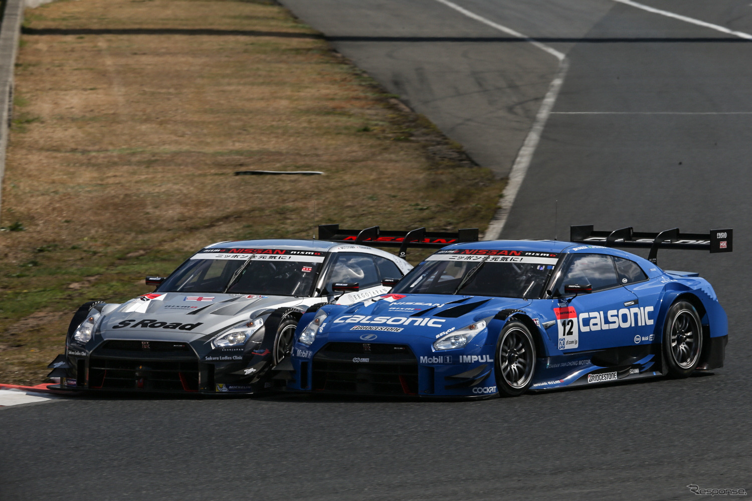 GT500クラスのGT-R同士による競り合い（#46と#12）。撮影：益田和久