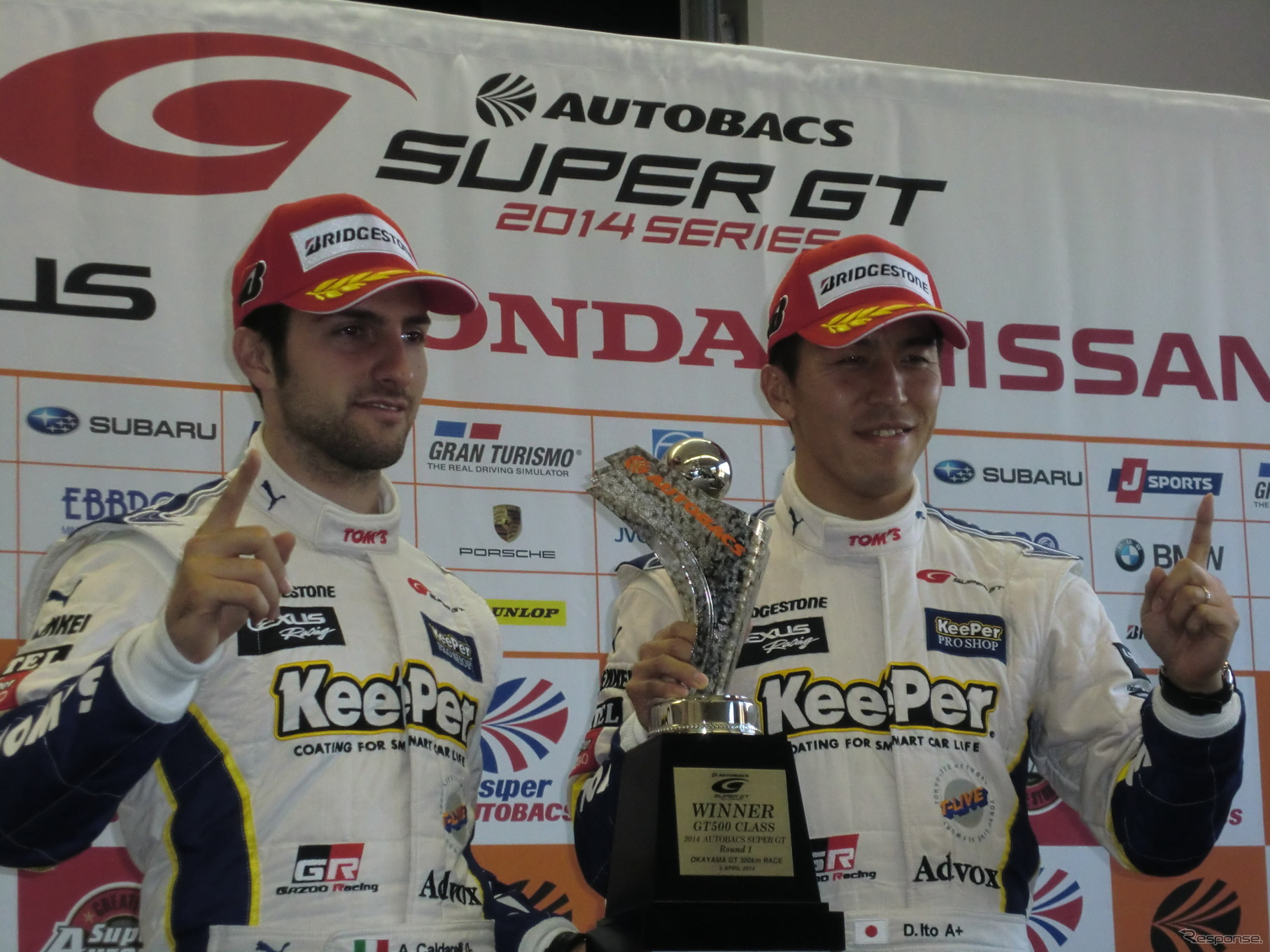 GT500優勝のカルダレッリ（左）と伊藤大輔。