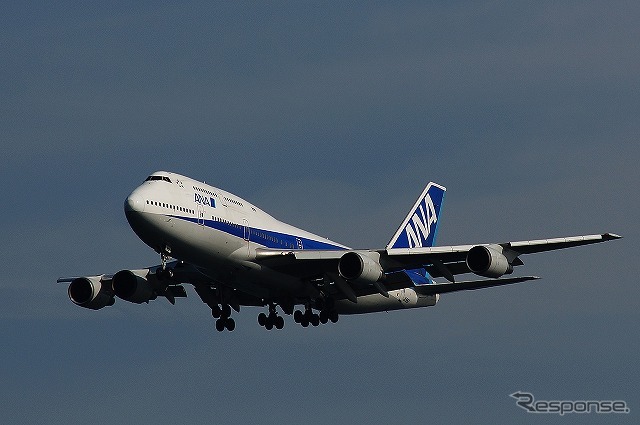 最後のジャンボ、ANAのボーイング747-400D、JA8961は3月31日の15時13分、羽田空港のA滑走路（16L）に着陸した。