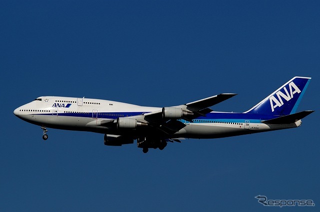 最後のジャンボ、ANAのボーイング747-400D、JA8961は3月31日の15時13分、羽田空港のA滑走路（16L）に着陸した。