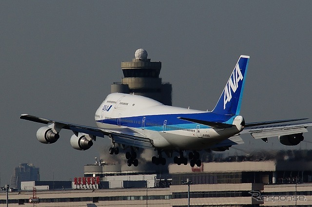 最後のジャンボ、ANAのボーイング747-400D、JA8961は3月31日の15時13分、羽田空港のA滑走路（16L）に着陸した。