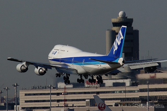 最後のジャンボ、ANAのボーイング747-400D、JA8961は3月31日の15時13分、羽田空港のA滑走路（16L）に着陸した。