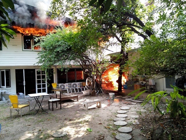 タイ財務省近くで火事
